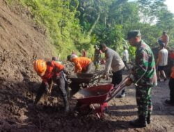 Sigap, Polsek Pageruyung Bersama Masyarakat Gotong Royong Bersihkan Material Tanah Longsor