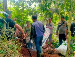 Bersama Warga, Bhabinkamtibmas Polsek Sukorejo Bangun Saluran Air Minum