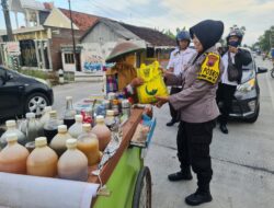 Sat Binmas Polres Kendal Bersama Satpam Bagikan Takjil dan Sembako Gratis