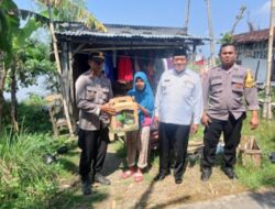 Polisi Peduli, Polsek Kangkung Didampingi Pemdes Rejosari Berikan Bantuan Sosial Pada Warga