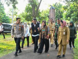 Menteri Sosial Tri Rismaharini Salurkan Bantuan Psikososial bagi Korban Pencabulan di Batang