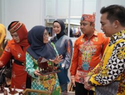 Memukau pengunjung, Getah Nyatu dan Tas Rotan WARNARUPA tampil diatas Catwalk Dekranasda Kota Palangka Raya