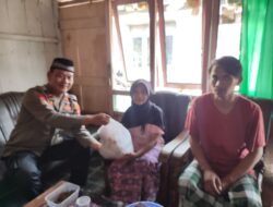 Melalui Program Polisi RW, Polsek Patean Bagikan Sembako Kepada Warga Kurang Mampu