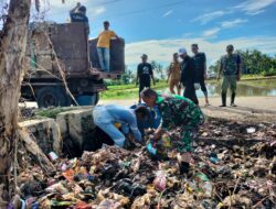 Ayo Gotong Royong Bersama Babinsa, Ajak Warga Bersihkan Tumpukan Sampah di Saluran Irigasi