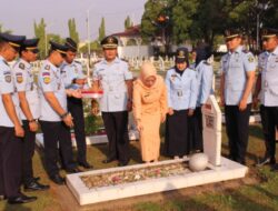 Kanwil Kemenkumham Riau Ziarah dan Tabur Bunga di Taman Makam Pahlawan (TMP) Kusuma Dharma