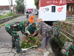 Kompak Kodim 0611/Garut Bersama Forkopimcam Tarogong Kaler Bersihkan Parit Yang Tersumbat