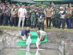 Reuni Dengan Para Sesepuh Yonif 132/Bima Sakti Brigjen TNI Dany Rakca Tabur Sepuluh Ribu Bibit Benih Ikan