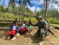 Berbagi Kebahagiaan HUT Kostrad Ke 63 Dengan Saudara Pedalaman Papua