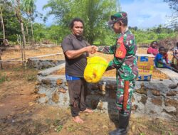 Peduli Terhadap Warga, Babinsa Berbagi Sembako Kepada Pihak Gereja 