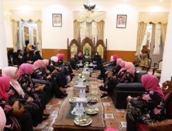 Ketua DWP Provinsi Banten Tine Al Muktabar Terima Kunjungan Kerja DWP Setneg RI