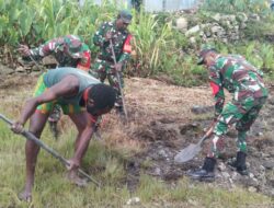 Babinsa Bersama Warga Binaan Bergotong Royong Membuka Lahan Perkebunan