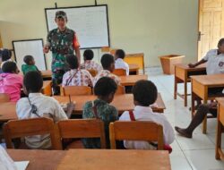 Peduli Dengan Pendidikan Anak Pedalaman Papua, Babinsa Posramil Tingginambut Bantu Mengajar Di Sekolah 