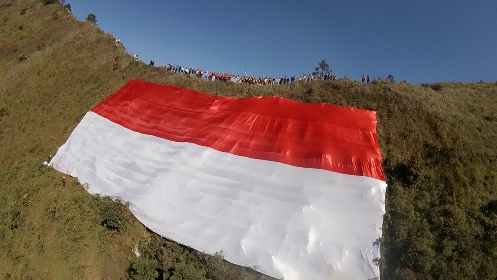 Kapolres Magelang Kota Pimpin Penurunan Bendera Merah Putih Raksasa