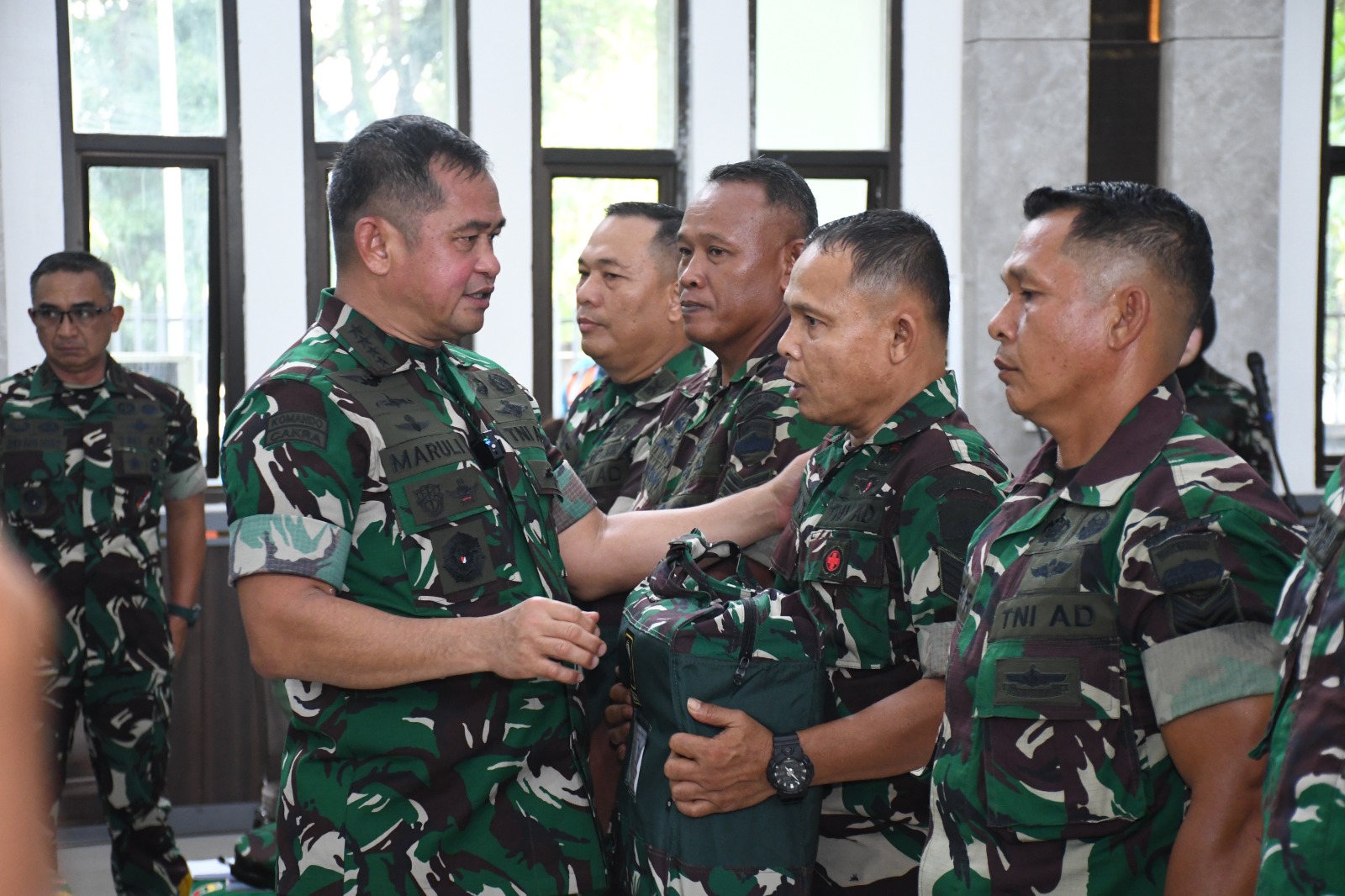 Sambut Kunjungan Kerja KASAD Jenderal TNI Maruli Simanjuntak Dengan Hormat Jajar serta Tari Persembahan Adat Melayu di Markas Korem 031/WB