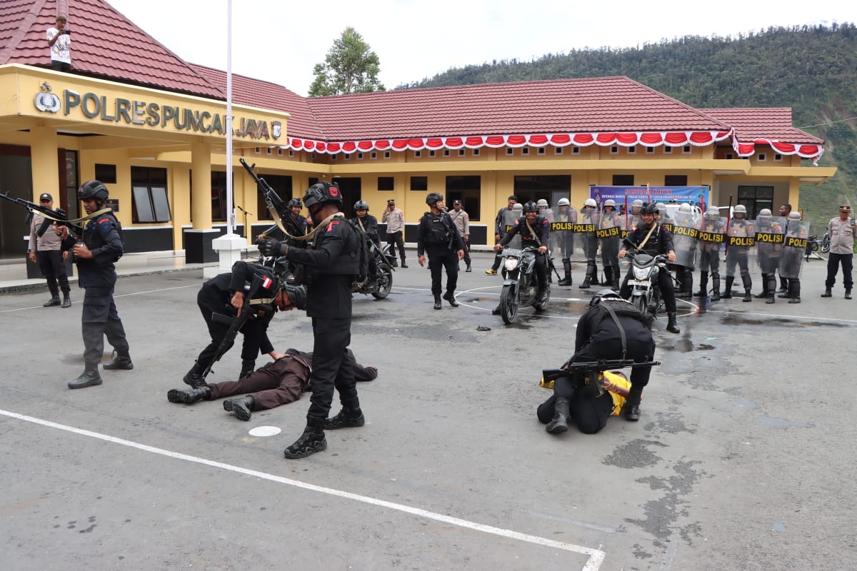 Polres Puncak Jaya Gelar Latihan Simulasi Pengamanan Kota Operasi Mantap Praja Cartenz – 2024