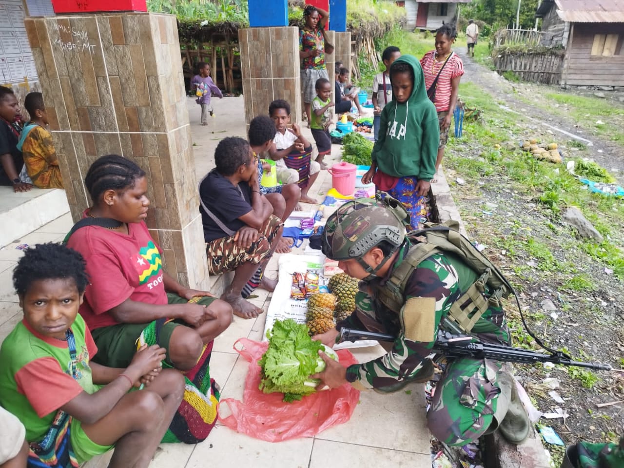 Dengan ROSITA, Satgas Yonif 323 Bantu Perputaran Roda Ekonomi Masyarakat Papua