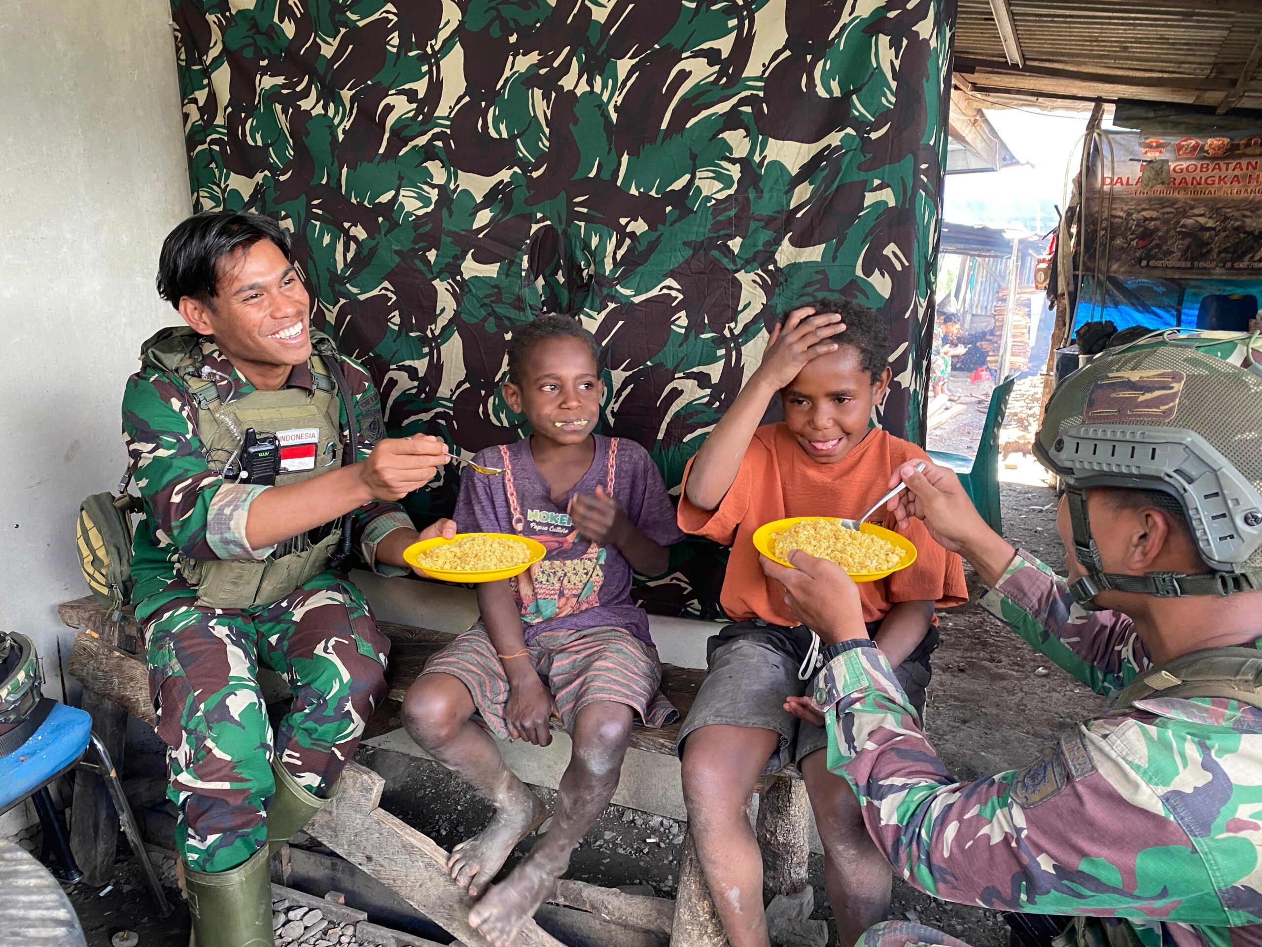 Santap Siang Anak Papua Bersama Abang-Abang Ksatria Buaya Putih