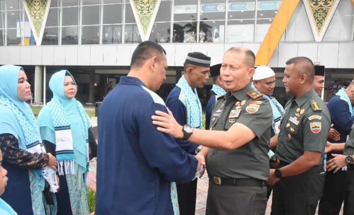 Danrem 031/WB Berangkatkan Umroh Prajurit Berprestasi