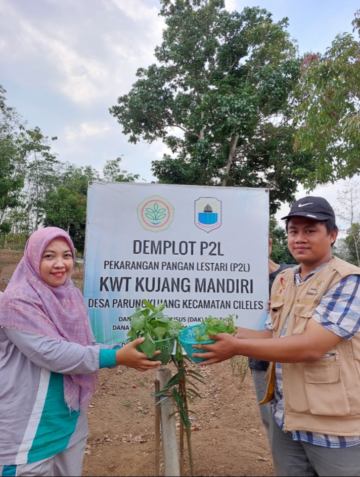 KUKERTA 87 UIN SMH Banten Serahkan Bibit Tanaman kepada Kelompok Wanita Tani (KWT)