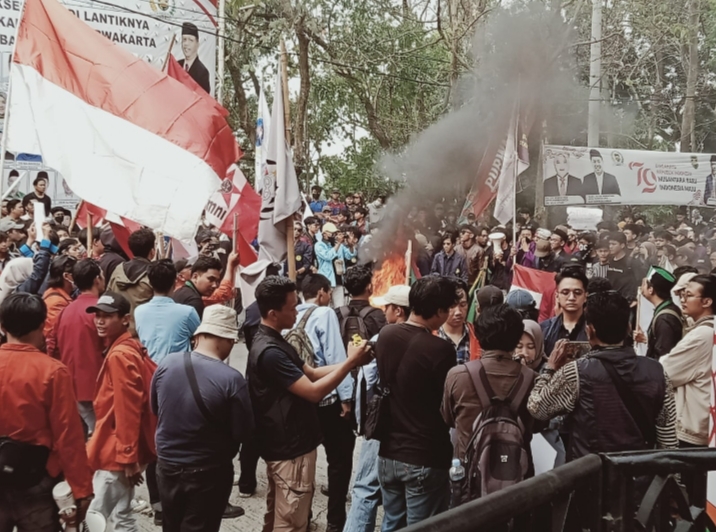 Negosiasi Alot, Akhirnya pengunjuk Rasa dari Aliansi BEM se-Purwakarta Diterima Ketua Sementara DPRD dan Perwakilan Fraksi