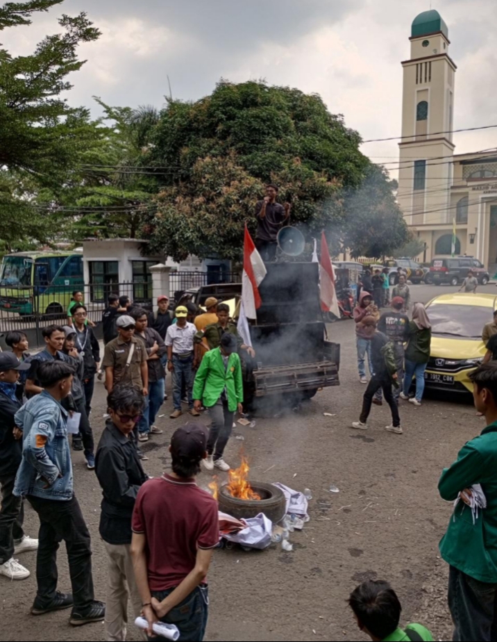 AMR Geruduk Kantor DPRD dan Pemkab Pandeglang, Tuntut Dosa-dosa Penguasa