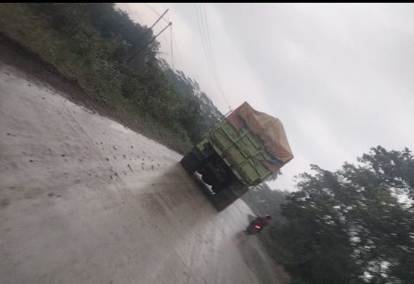 Ya Tuhan, Sudah Tahu Jalan Jadi Licin Malah Urugan di Jalan Cirabit Tetap Beroperasi