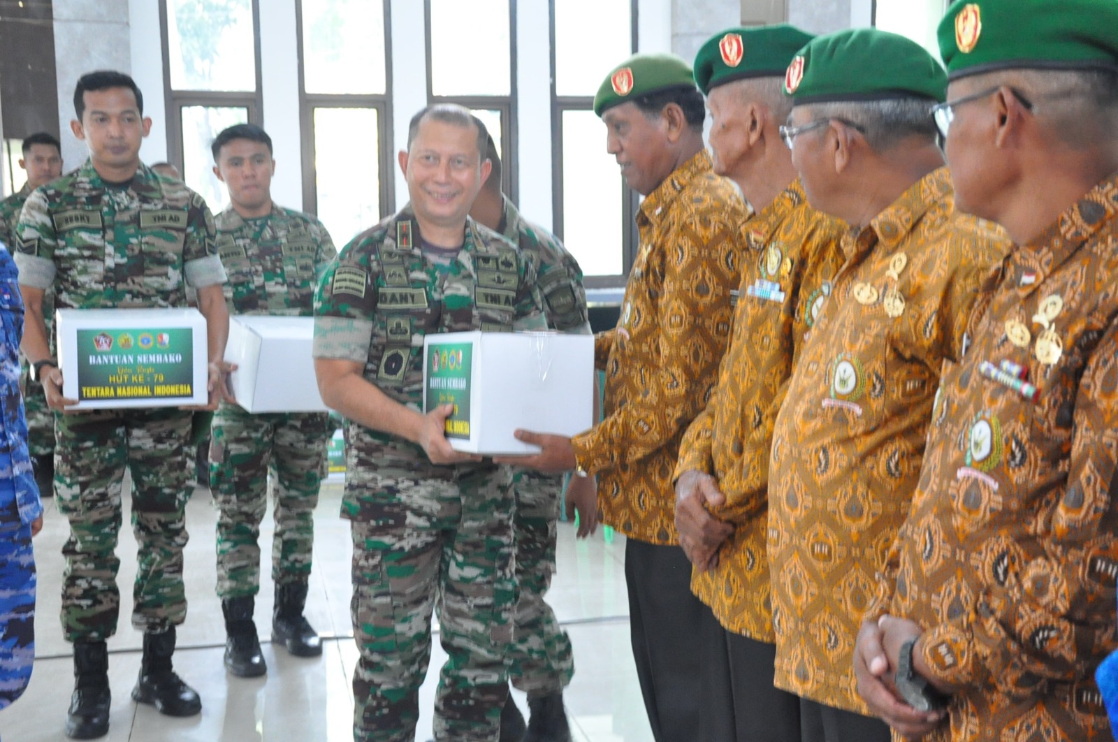 Memperingati HUT Ke-79 TNI Korem 031/ Wira Bima Gelar Bakti Sosial Donor Darah