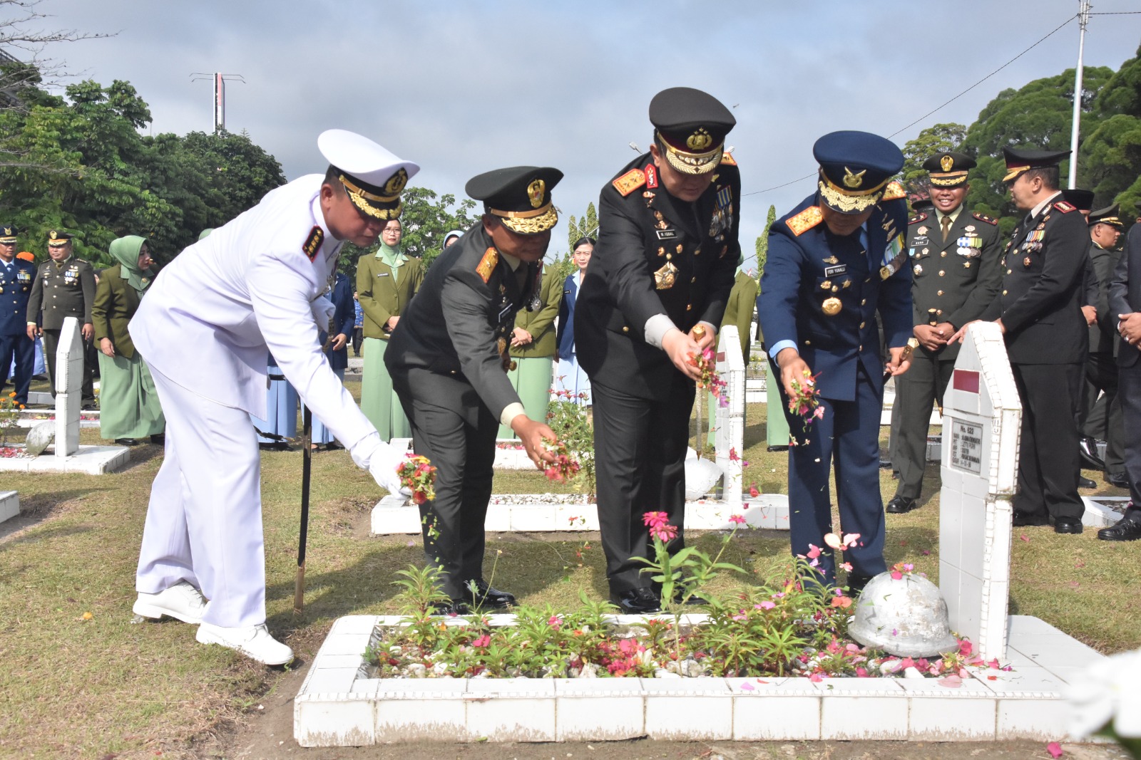 Jelang HUT TNI ke-79,Brigjen TNI Sugiyono Ziarah dan Tabur Bunga di Makam Pahlawan Kusuma Dharma