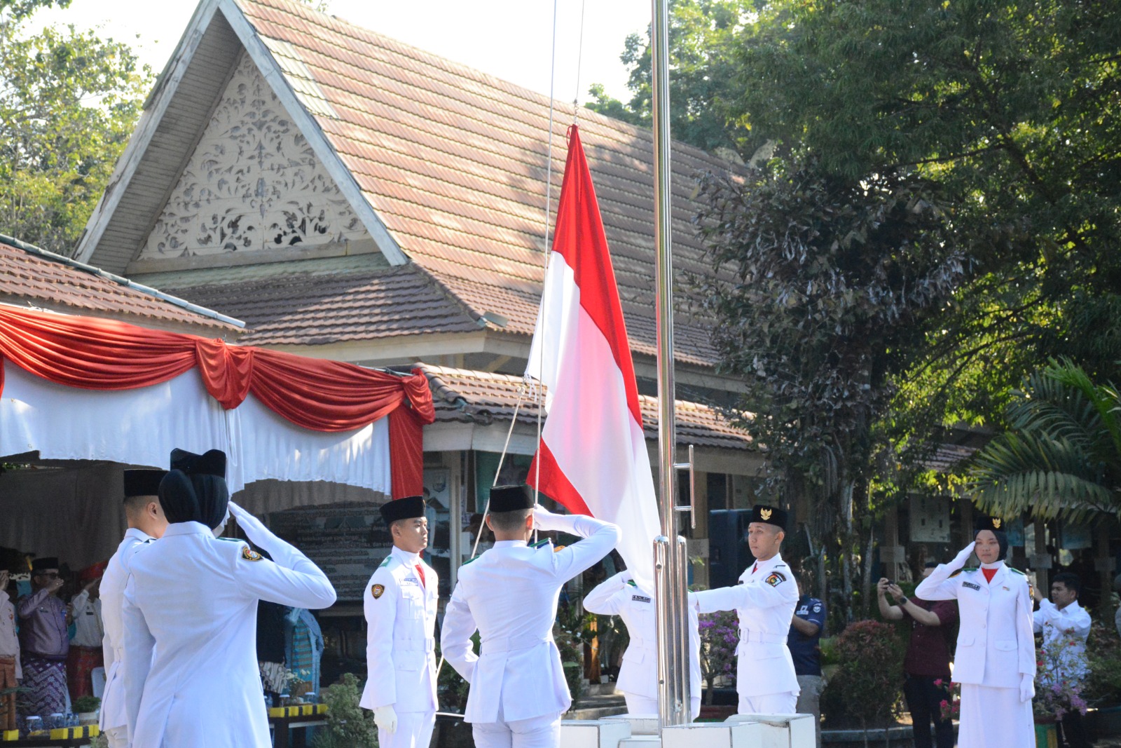 Upacara Hari Sumpah Pemuda ke-96 Tahun 2024 di SMAN Plus Turut Dihadiri Danrem 031/Wira Bima Beserta Jajaran