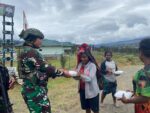 Jum’at Berkah di Papua, Satgas Yonif 323 Buaya Putih Bagikan Makan Siang Gratis Kepada Masyarakat Pedalaman