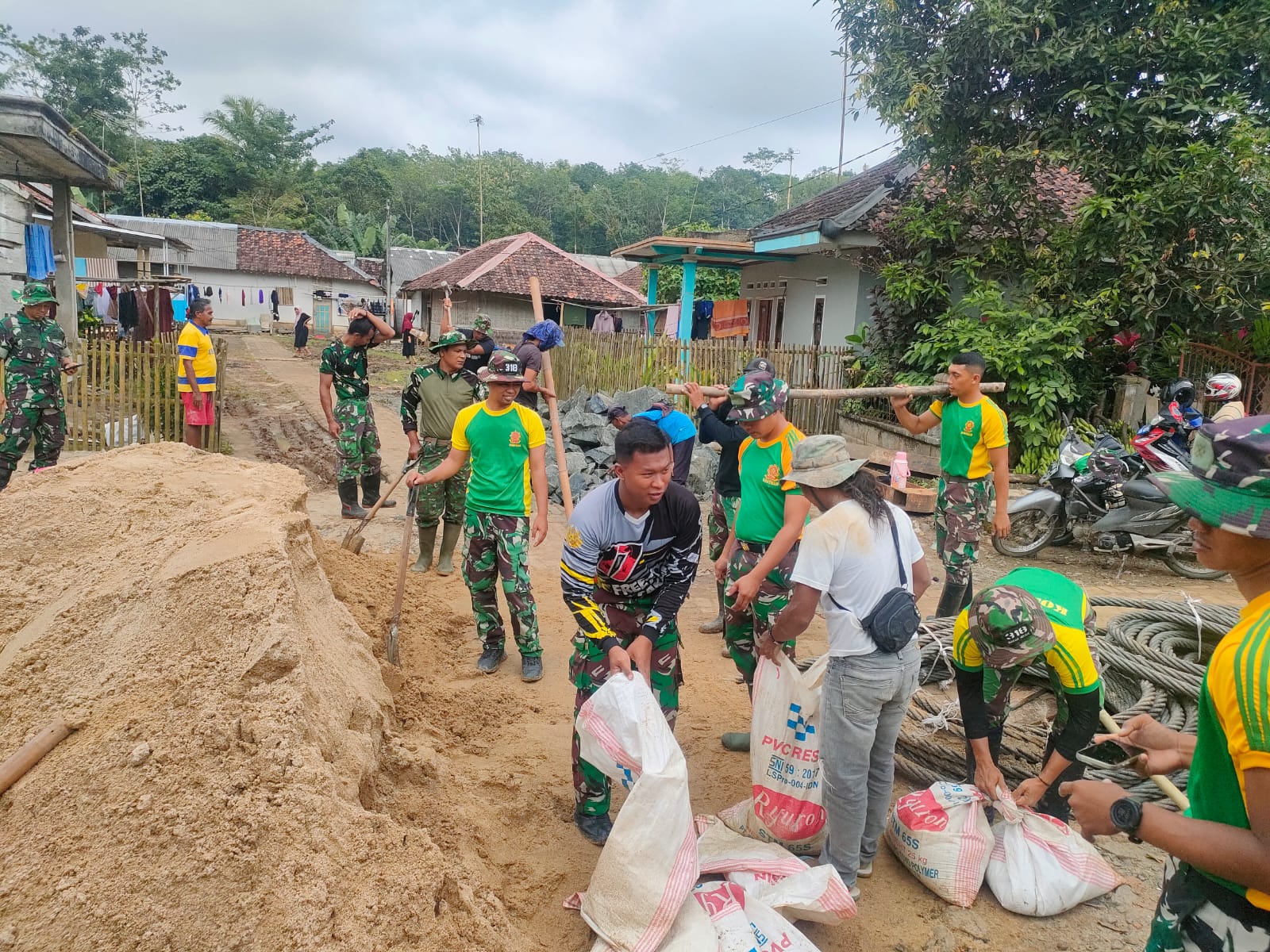 Gotong Royong, Satgas TMMD ke – 123 Kodim 0603/Lebak Bahu Membahu Dengan Masyarakat dalam Membangun Jembatan