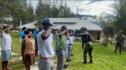 Latihkan Baris Berbaris, Satgas Yonif 323/Buaya Putih Kostrad Tanamkan Disiplin Anak Pedalaman