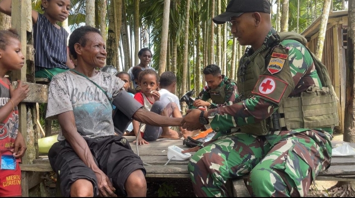 TNI Hadir Untuk Masyarakat, Satgas Yonif 131/Brajasakti Gelar Pelayanan Kesehatan Gratis di Perbatasan Papua