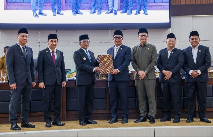 Gubernur Banten Andra Soni Sampaikan Nota Pengantar Raperda Penyertaan Modal Bank Banten dan RPJMD 2025 – 2029