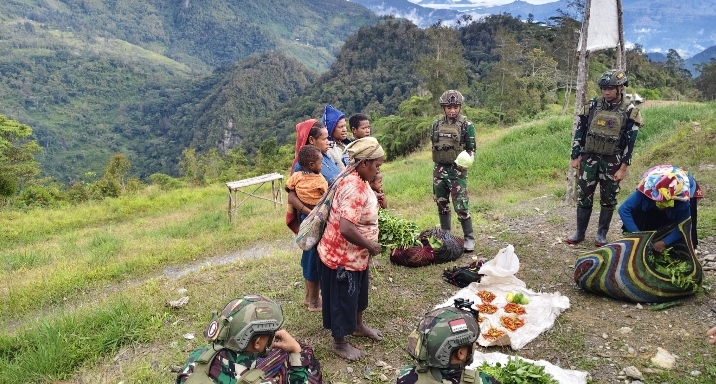 Demi Rakyat..!! Prajurit TNI Turun Langsung Borong Hasil Bumi Papua