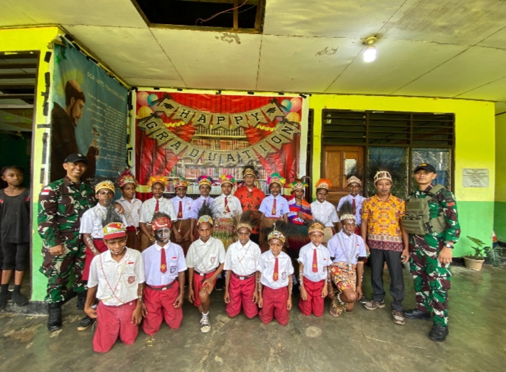 Satgas Yonif 131/Brajasakti Hadiri Momen Kelulusan Siswa SD YPPK Wembi di Perbatasan Papua