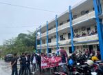 Puluhan Mahasiswa Letakan Almamater di Tanah dalam Aksi Unjuk Rasa sebagai bentuk Penolakan Terhadap Study Banding