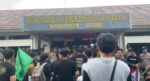 Geram Tidak Ditemui Kadis, Mahasiswa Jebol Pagar DPUPR Lebak