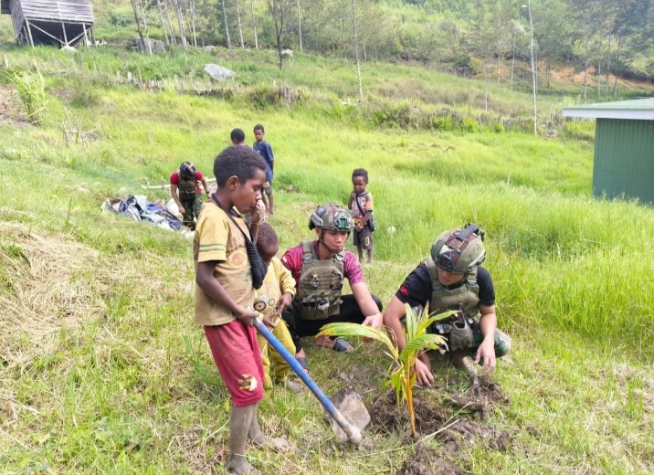 Menebar Harapan Untuk Masa Depan Hijau Papua, Satgas TNI Tanam Pohon Kelapa bersama Warga Wuloni