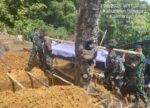 Personel Pos Panga Satgas Pamtas RI-Malaysia Yonarhanud 1/PBC/1 Kostrad Bantu Pemakaman Warga Perbatasan
