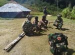 Satgas TNI Tembus Honai Warga Kampung Wombru, Beri Pelayanan Kesehatan Gratis di Tengah Pegunungan Puncak