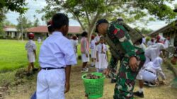 Lestarikan Budaya Gotong Royong Sejak Dini Bersama Satgas Yonif 131/Brajasakti di Perbatasan Papua