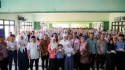 Serahkan Buku Tabungan Program Sekolah Gratis, A Dimyati Natakusumah Yakini Bakal Tingkatkan Kualitas Pendidikan Provinsi Banten