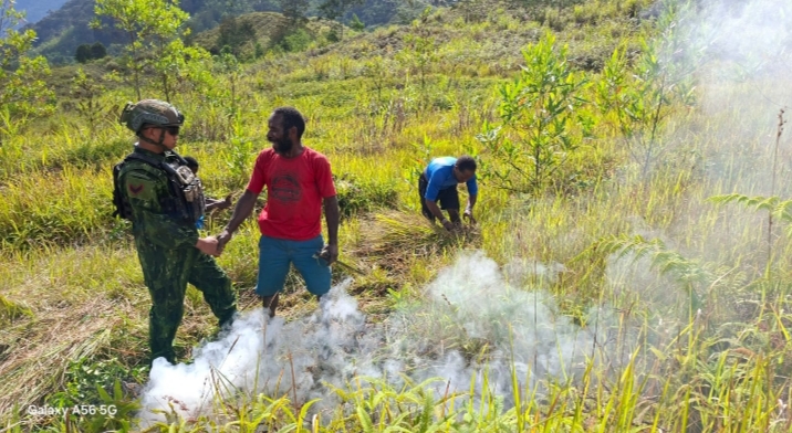 Satgas TNI Sapa Warga di Tengah Ladang: Wujud Kepedulian Lewat Anjangsana Humanis di Kampung Wako