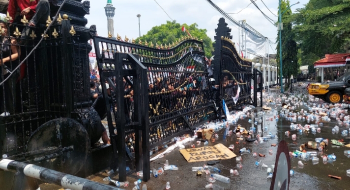 Ekskalasi Mulai Meningkat Peserta Aksi Melempari Petugas, Upaya Kendalikan Situasi Terkoneksi