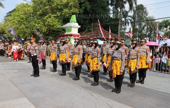 Polres Tegal Hadir di Tengah Masyarakat: Amankan dan Ikut Serta Karnaval HUT RI ke-80