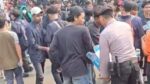 Polisi Bagikan Air Mineral kepada Massa Demo di Senayan
