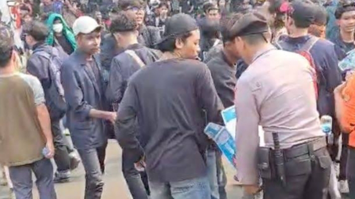 Polisi Bagikan Air Mineral kepada Massa Demo di Senayan