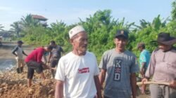 Miris! Warga Kiara Payung Patungan Perbaiki Jalan, Pemerintah Kemana?