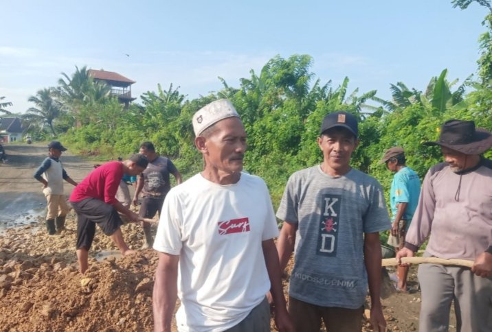 Miris! Warga Kiara Payung Patungan Perbaiki Jalan, Pemerintah Kemana?